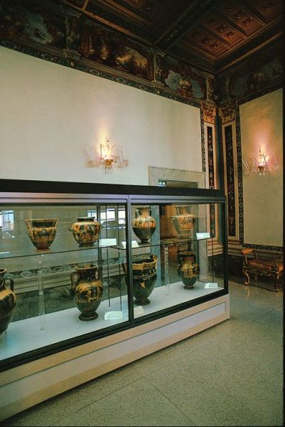 La sala con le ceramiche attiche a figure nere al piano nobile